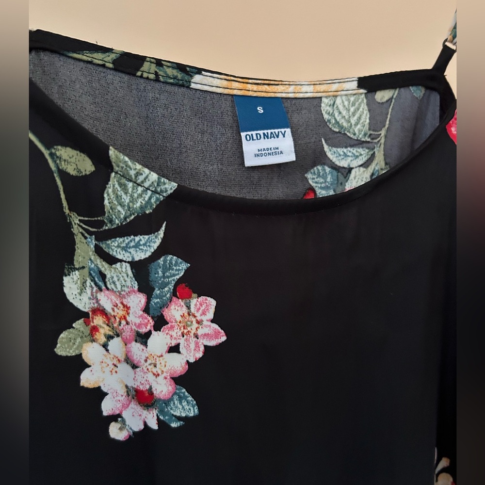 Black Floral Cami Tank | Old Navy | Women Small | NWT | Adjustable Straps - Picture 3 of 7